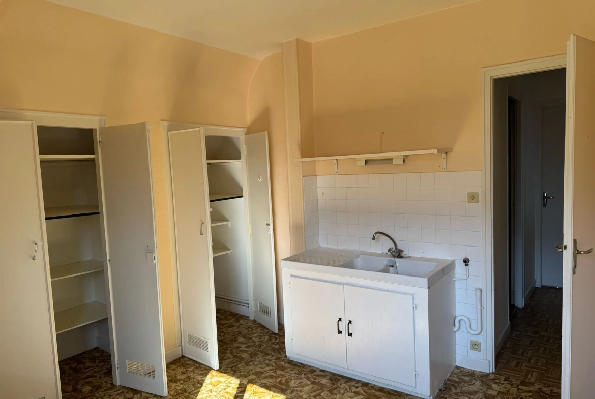 Appartement T3 à Lugrin avec Vue Lac, 2 Parkings, à Rénover 