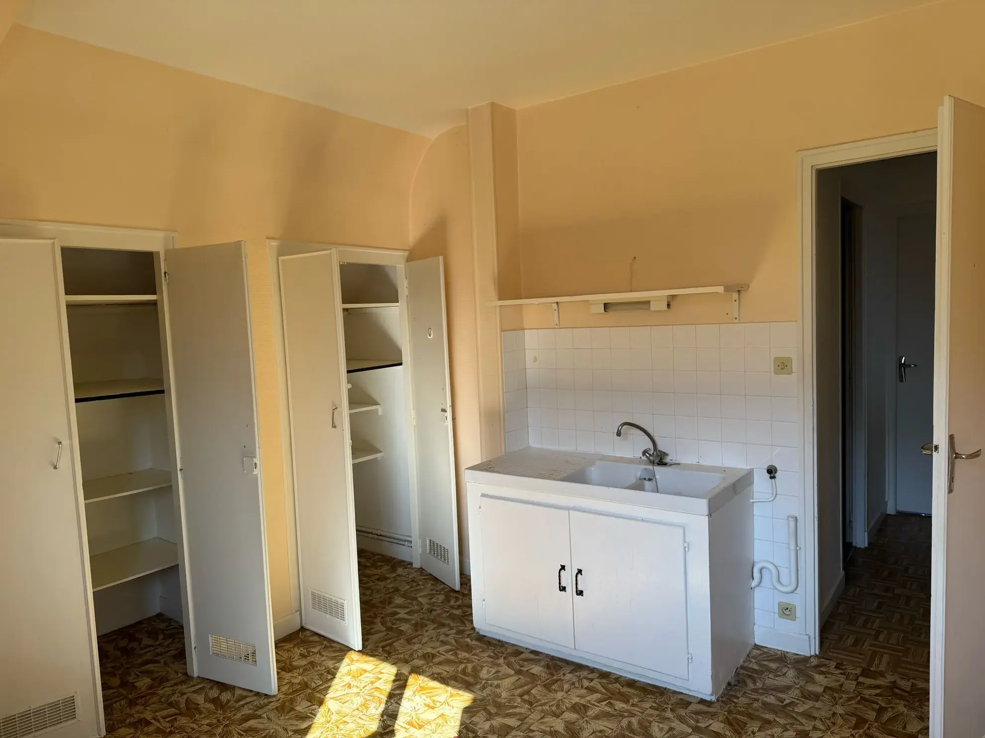 Appartement T3 à Lugrin avec Vue Lac, 2 Parkings, à Rénover 