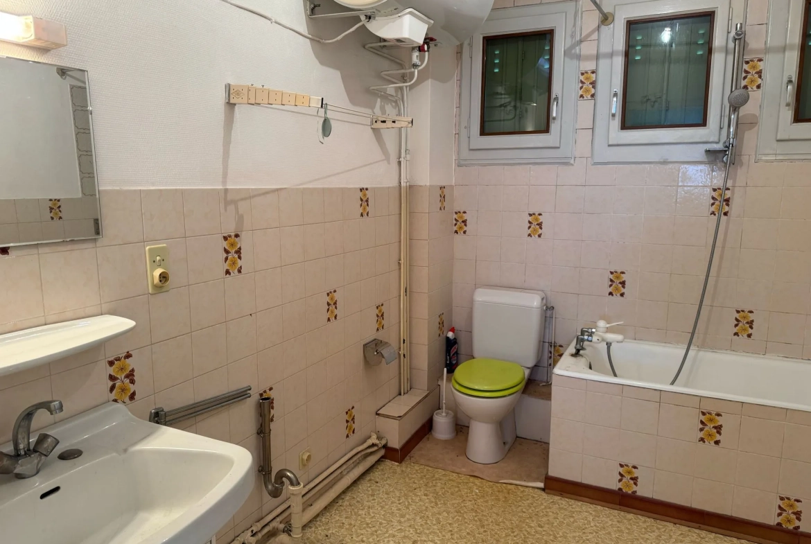 Appartement T3 à Lugrin avec Vue Lac, 2 Parkings, à Rénover 