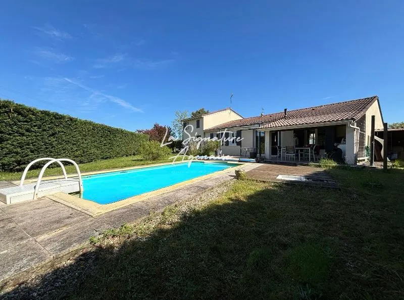 Maison spacieuse avec piscine, 3 chambres et dépendance à Le Passage 