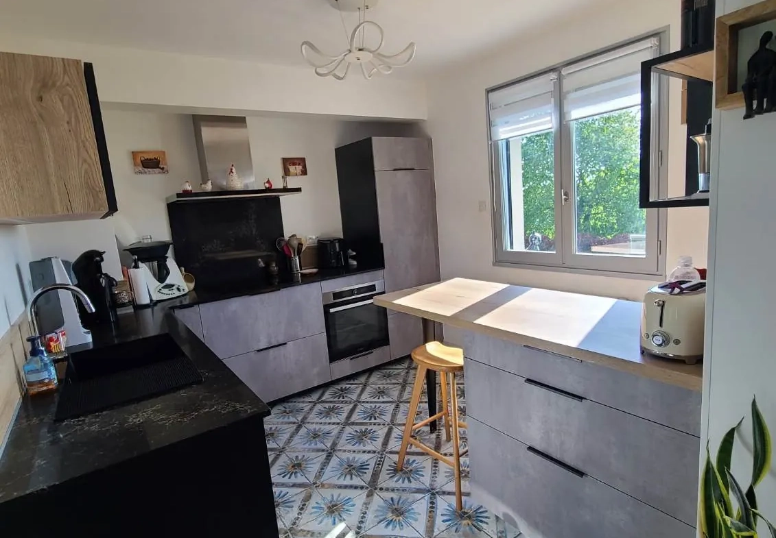 Maison rénovée à Egletons en Corrèze avec terrasse, jardin et grand potentiel d'aménagement 