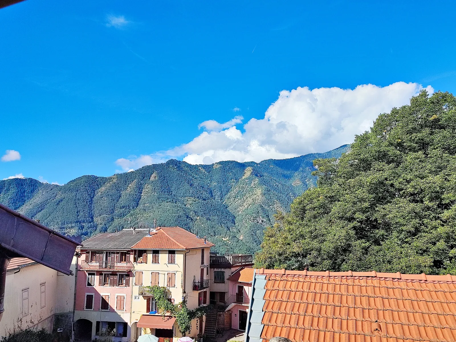 Maison de village rénovée à vendre à Belvédère avec appartements indépendants et vue montagne 