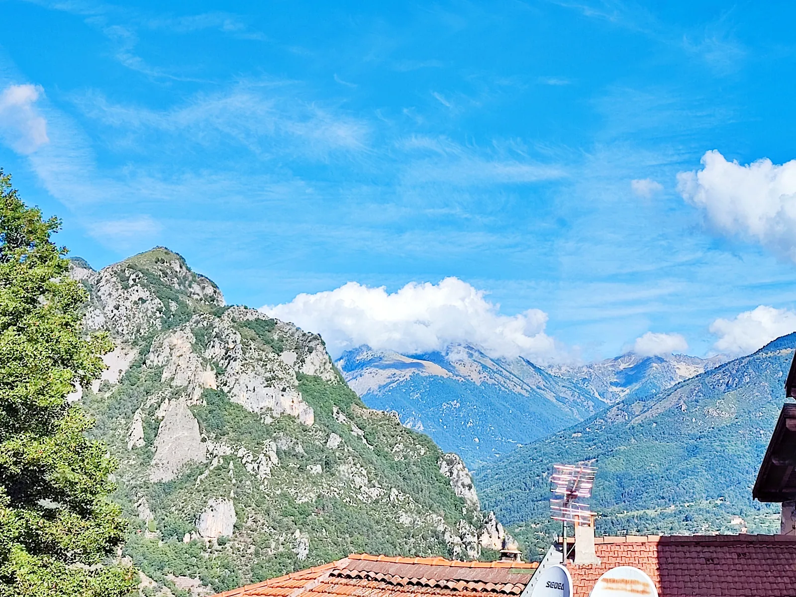 Maison de village rénovée à vendre à Belvédère avec appartements indépendants et vue montagne 