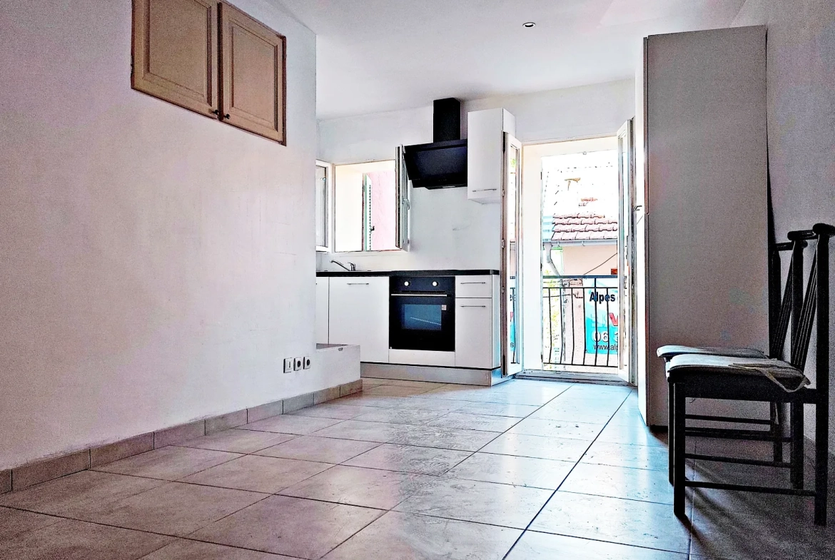 Maison de village rénovée à vendre à Belvédère avec appartements indépendants et vue montagne 