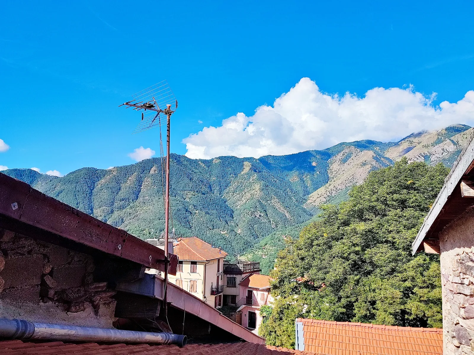 Maison de village rénovée à vendre à Belvédère avec appartements indépendants et vue montagne 