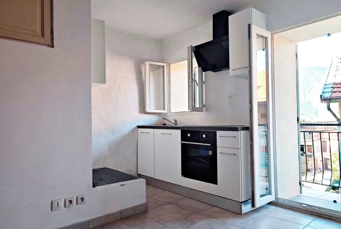 Maison de village rénovée à vendre à Belvédère avec appartements indépendants et vue montagne 