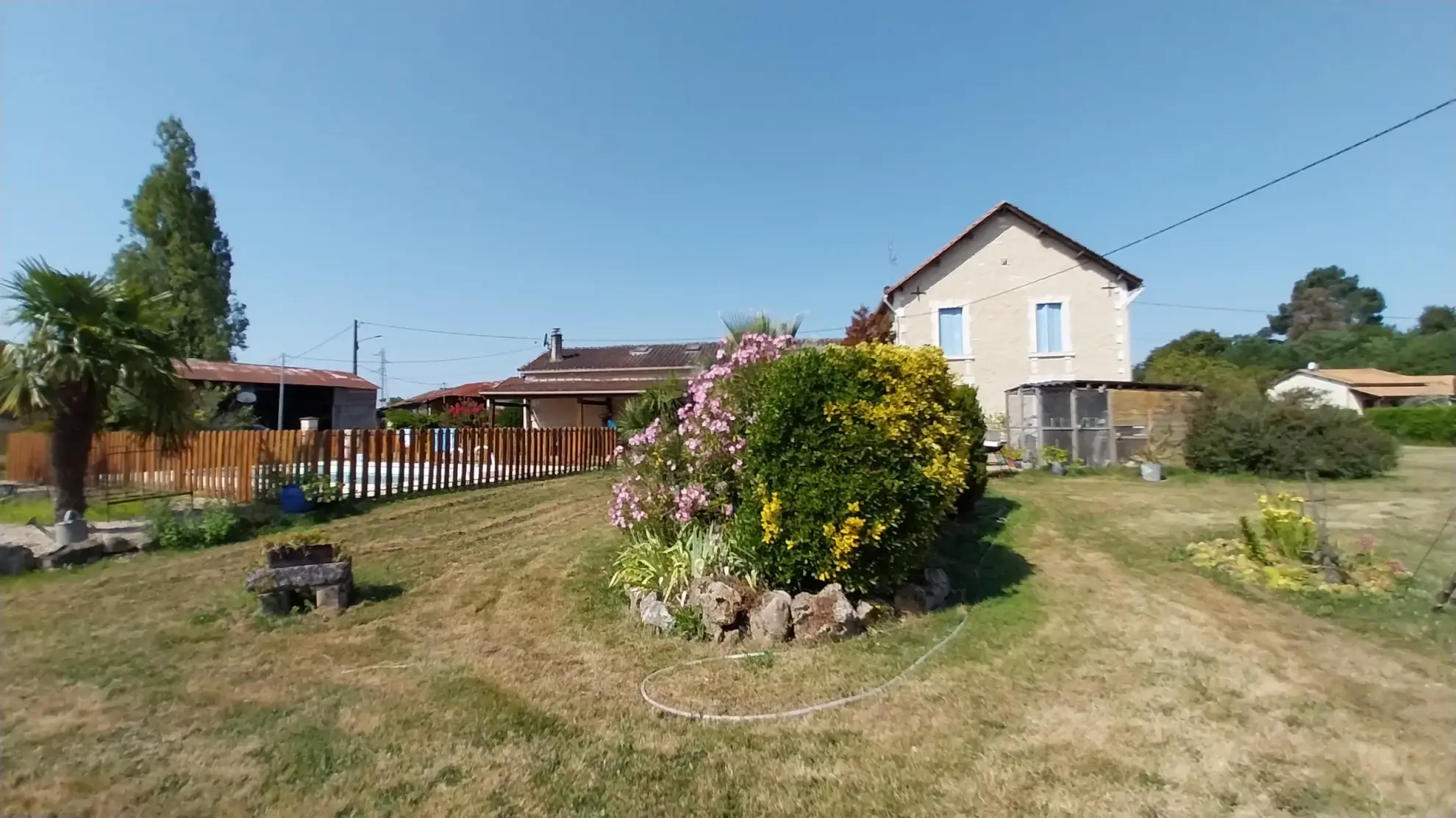 Belle maison en pierre avec piscine sur 2 hectares à Razac-sur-l'Isle 