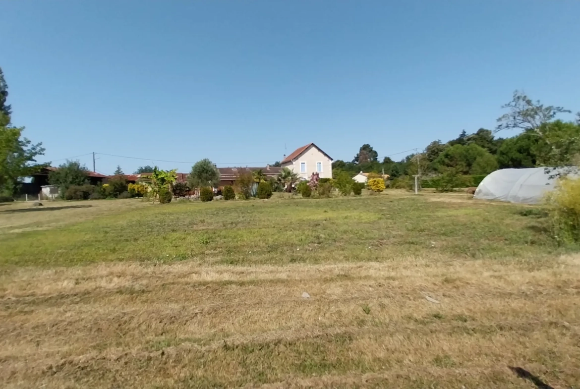 Belle maison en pierre avec piscine sur 2 hectares à Razac-sur-l'Isle 