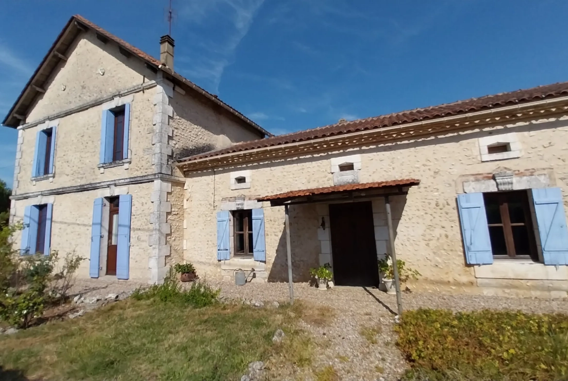 Belle maison en pierre avec piscine sur 2 hectares à Razac-sur-l'Isle 