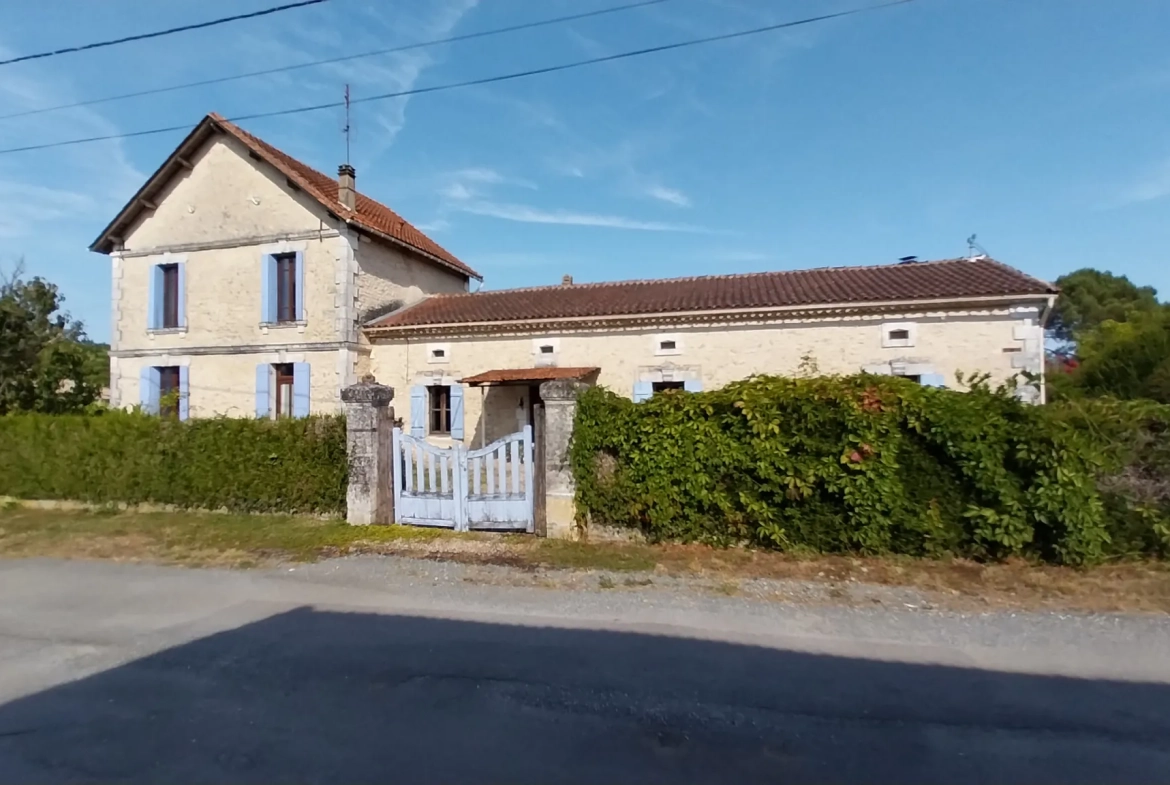 Belle maison en pierre avec piscine sur 2 hectares à Razac-sur-l'Isle 