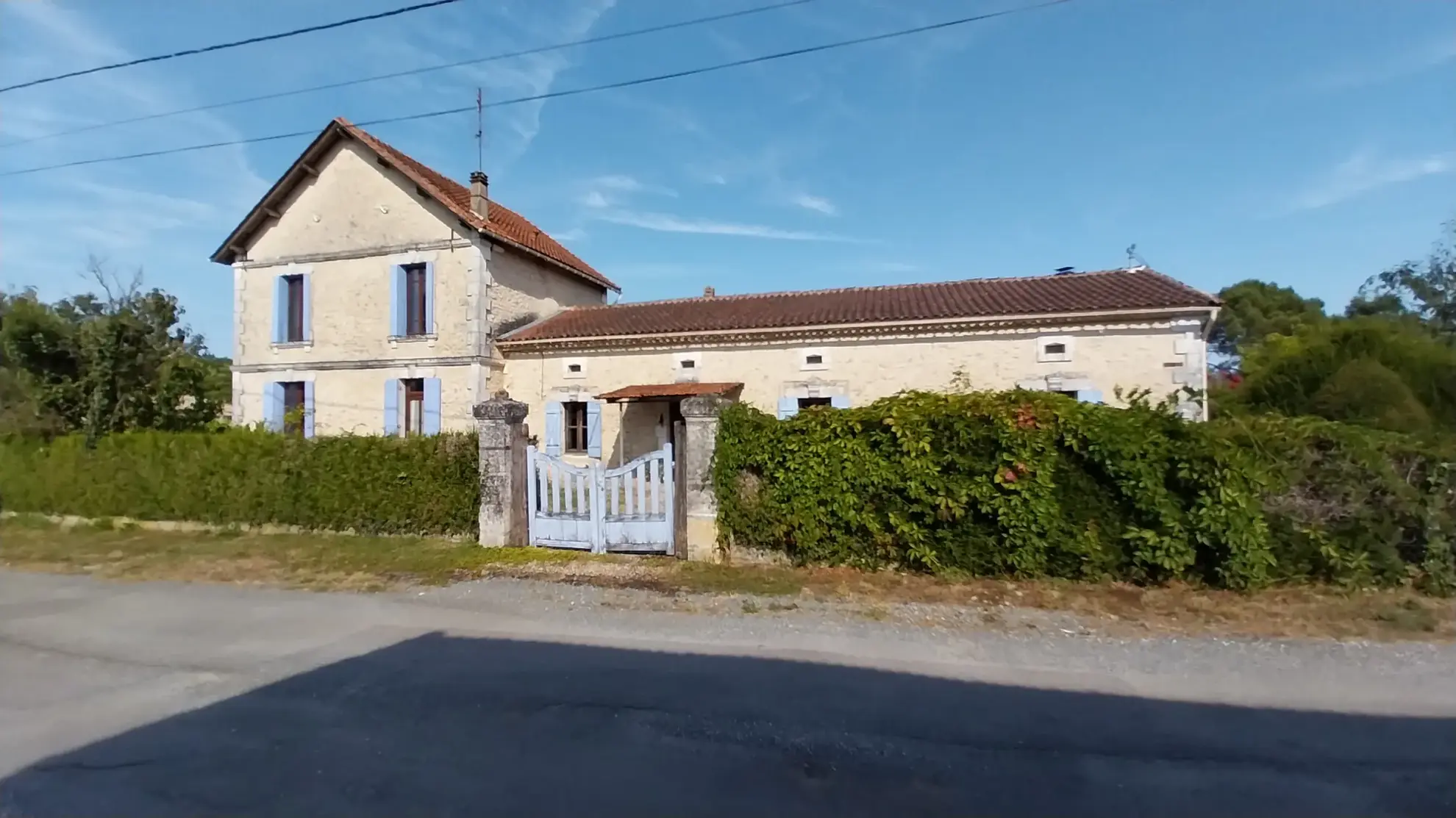 Belle maison en pierre avec piscine sur 2 hectares à Razac-sur-l'Isle 
