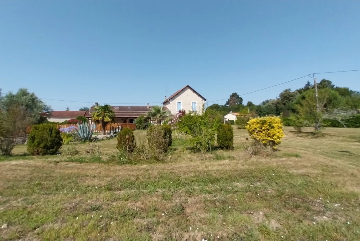 Belle maison en pierre avec piscine sur 2 hectares à Razac-sur-l'Isle 