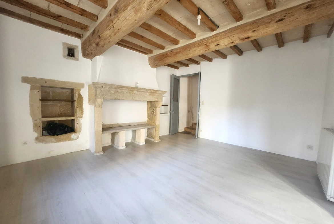 Maison de ville 93m² rénovée à Vauvert avec 2 chambres 