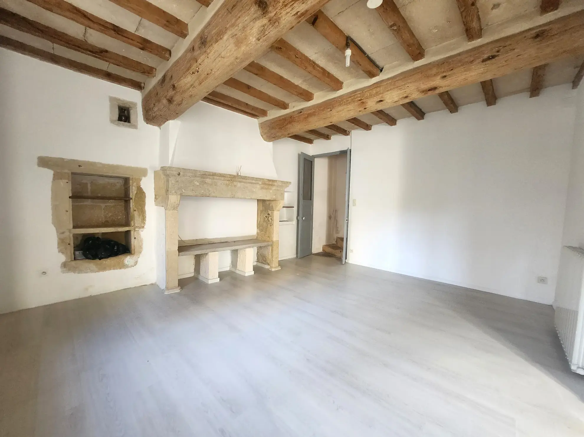 Maison de ville 93m² rénovée à Vauvert avec 2 chambres 
