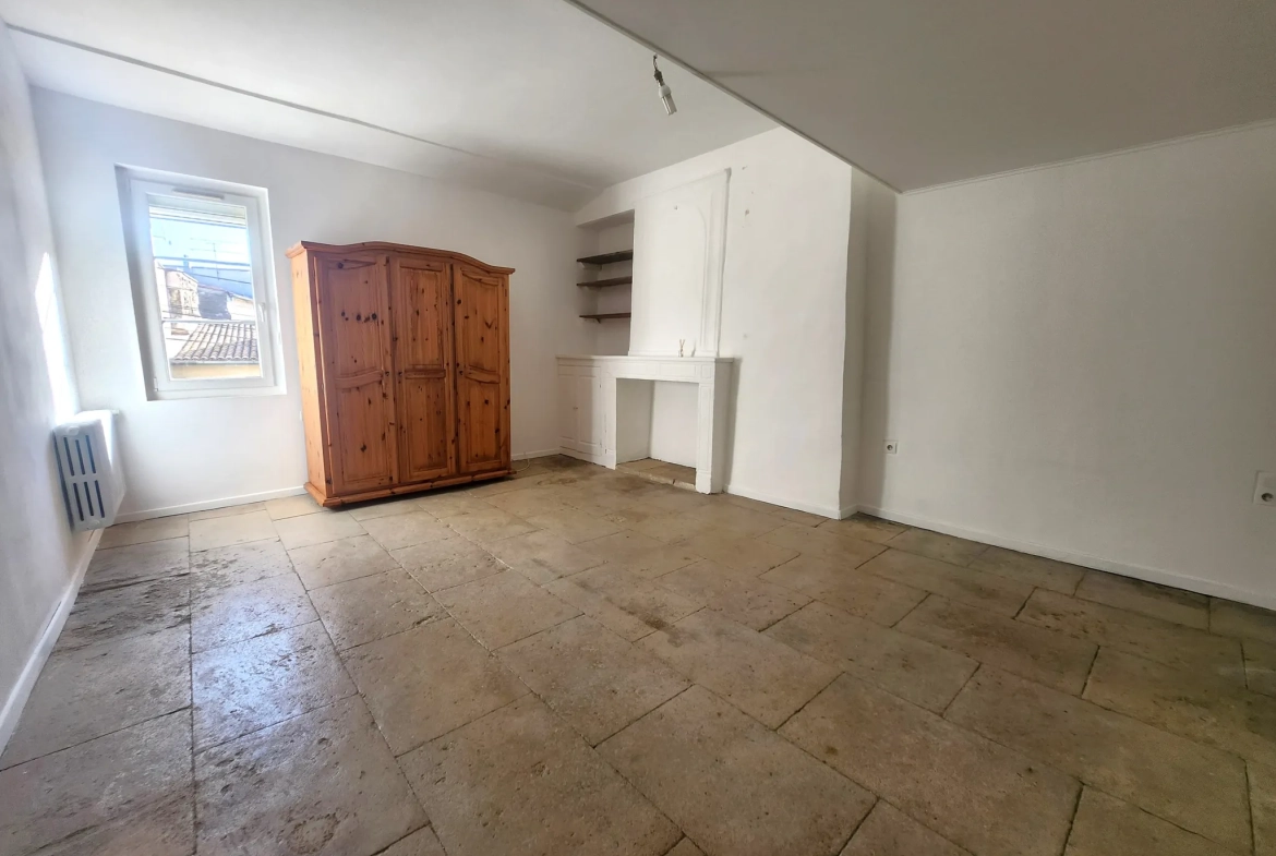 Maison de ville 93m² rénovée à Vauvert avec 2 chambres 