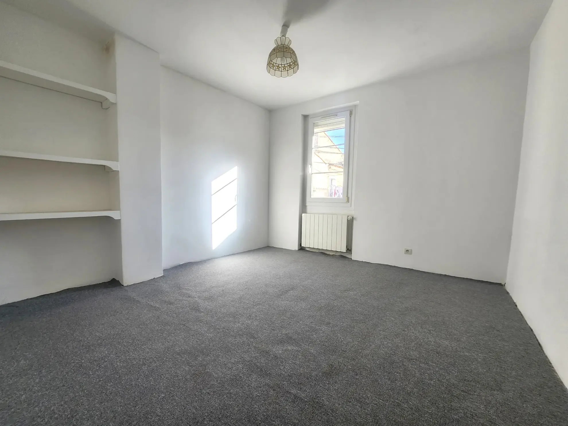 Maison de ville 93m² rénovée à Vauvert avec 2 chambres 