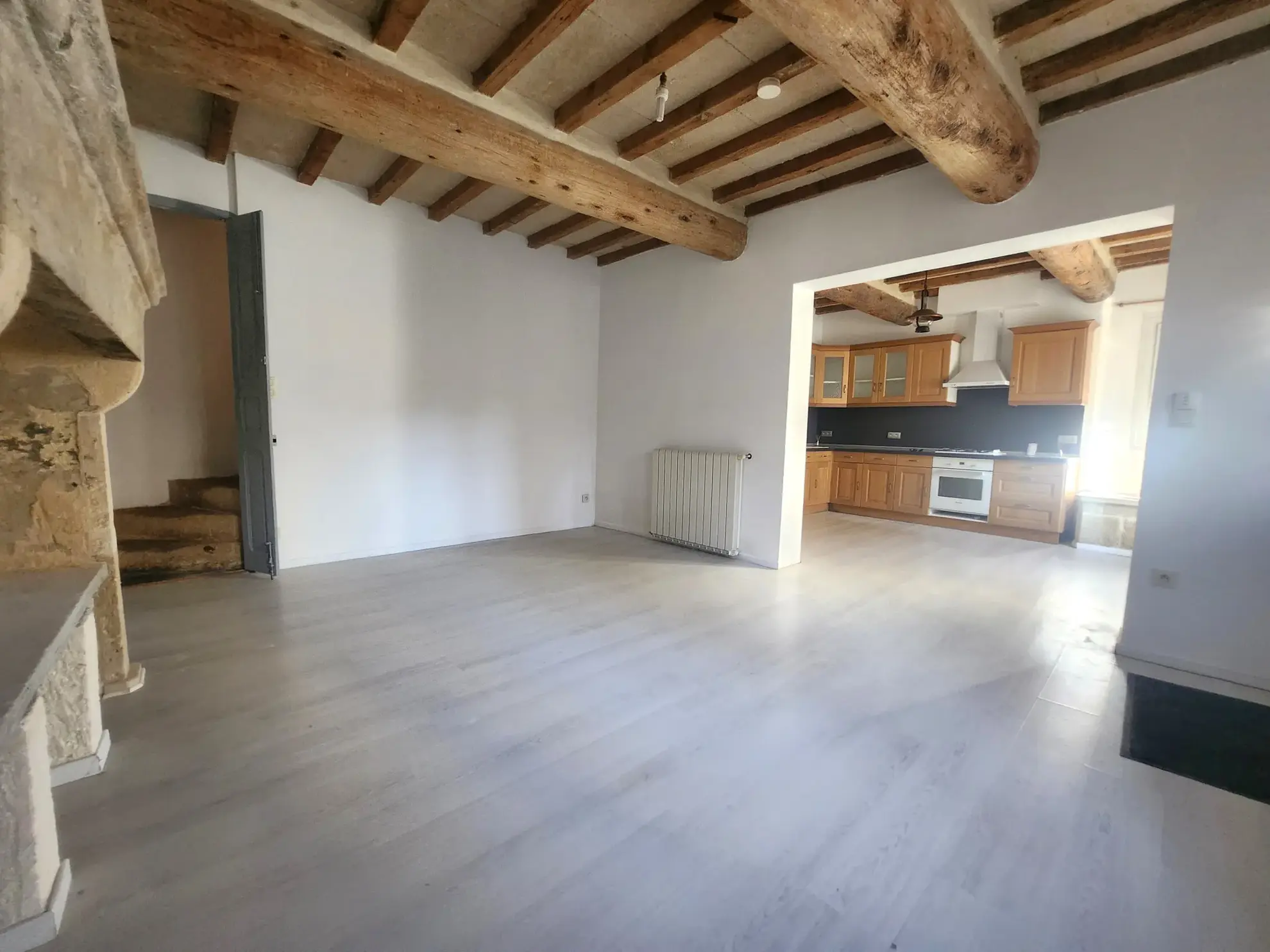 Maison de ville 93m² rénovée à Vauvert avec 2 chambres 
