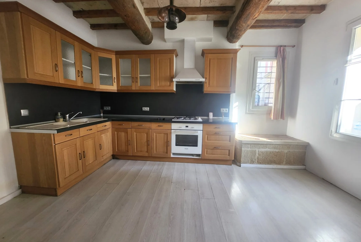 Maison de ville 93m² rénovée à Vauvert avec 2 chambres 