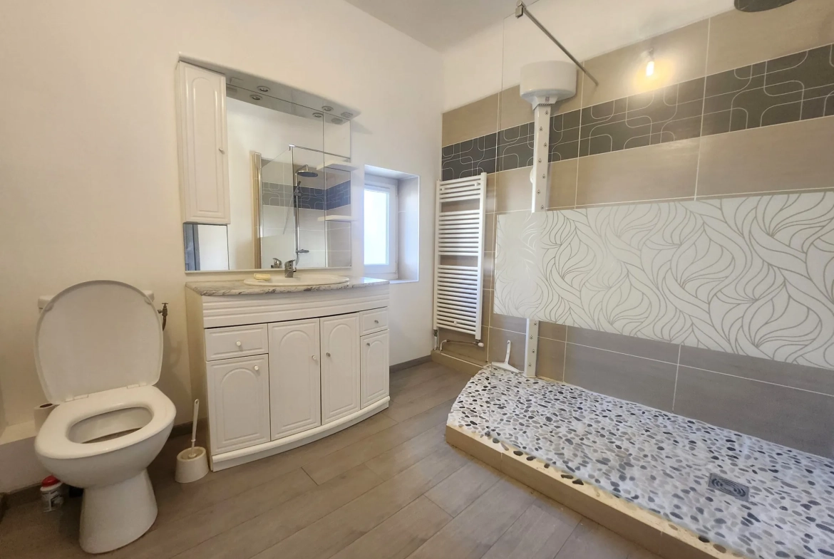 Maison de ville 93m² rénovée à Vauvert avec 2 chambres 