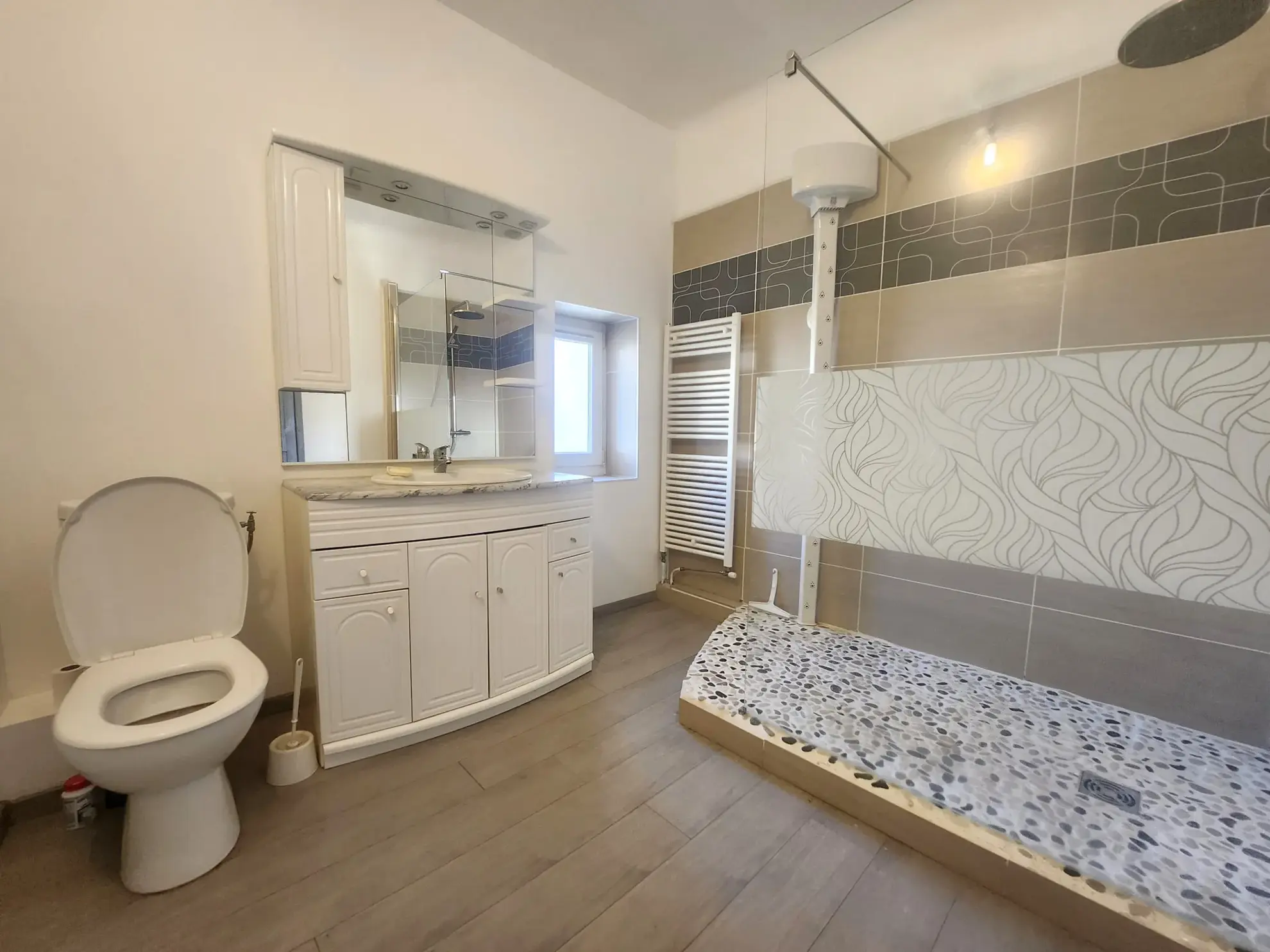 Maison de ville 93m² rénovée à Vauvert avec 2 chambres 