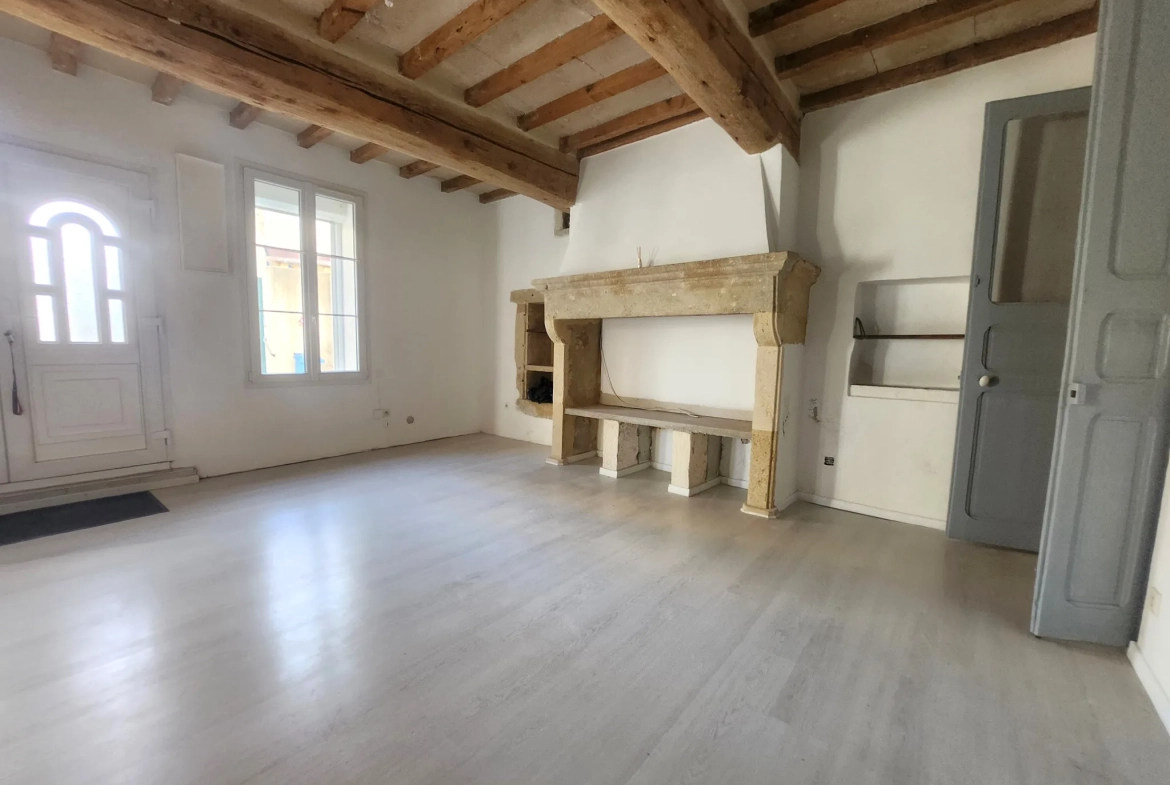 Maison de ville 93m² rénovée à Vauvert avec 2 chambres 