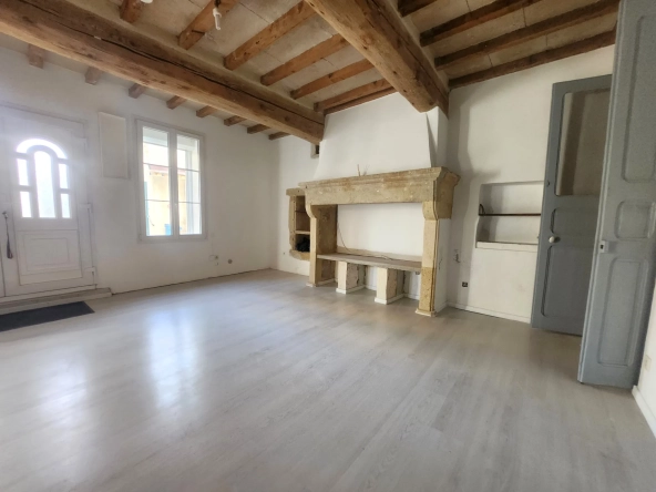 Maison de ville 93m² rénovée à Vauvert avec 2 chambres