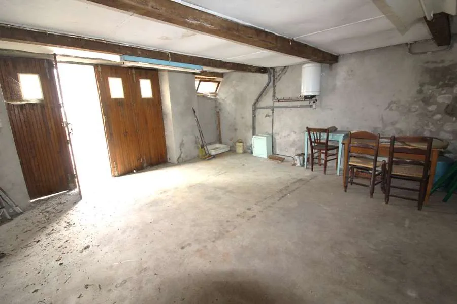 À vendre maison à rénover à Varzy avec garage et cour attenante 