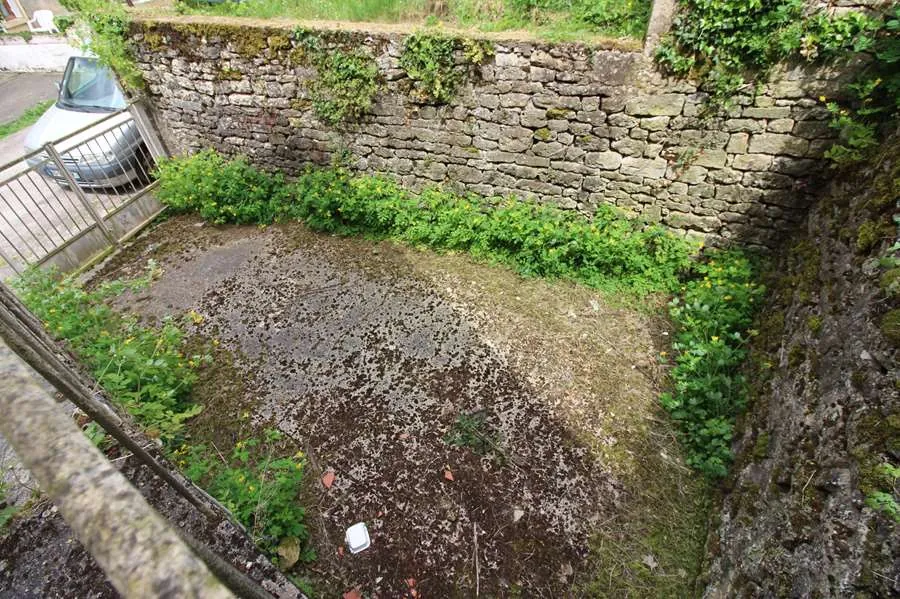 À vendre maison à rénover à Varzy avec garage et cour attenante 