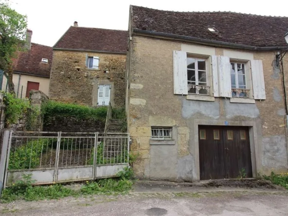 À vendre maison à rénover à Varzy avec garage et cour attenante