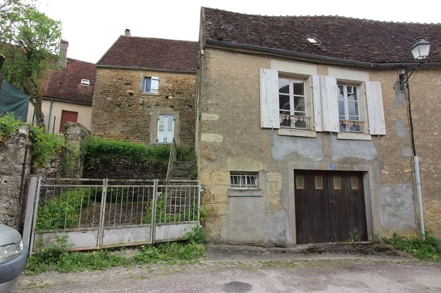 À vendre maison à rénover à Varzy avec garage et cour attenante 
