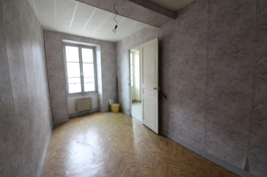 À vendre maison à rénover à Varzy avec garage et cour attenante 