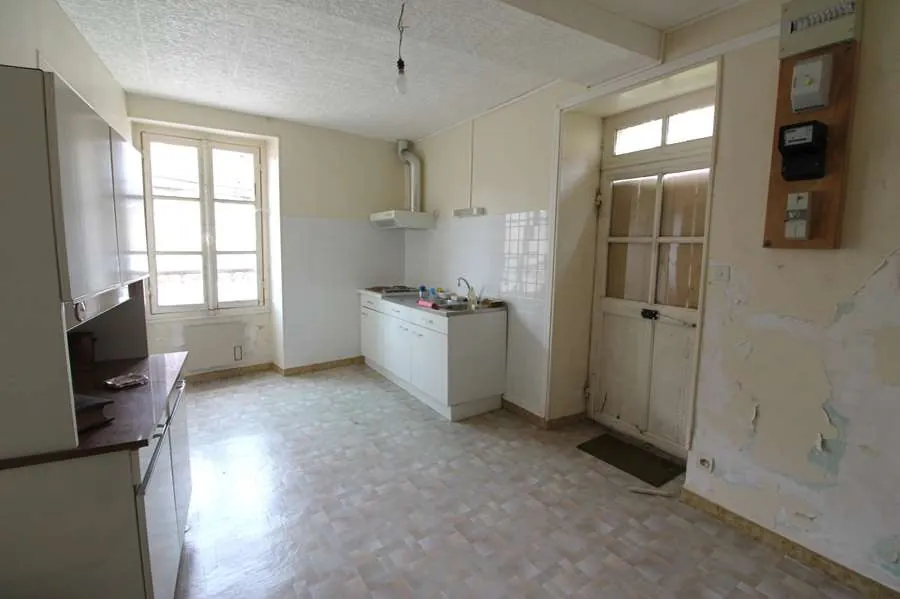 À vendre maison à rénover à Varzy avec garage et cour attenante 
