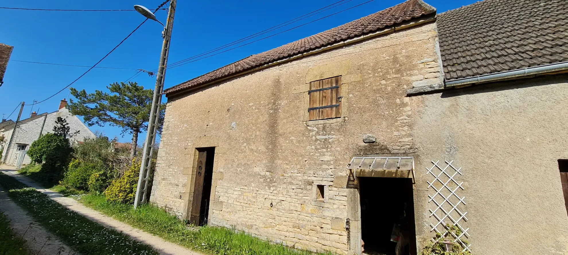 Maison à vendre avec deux habitations, dépendances et jardins près de Clamecy en Bourgogne Nord 