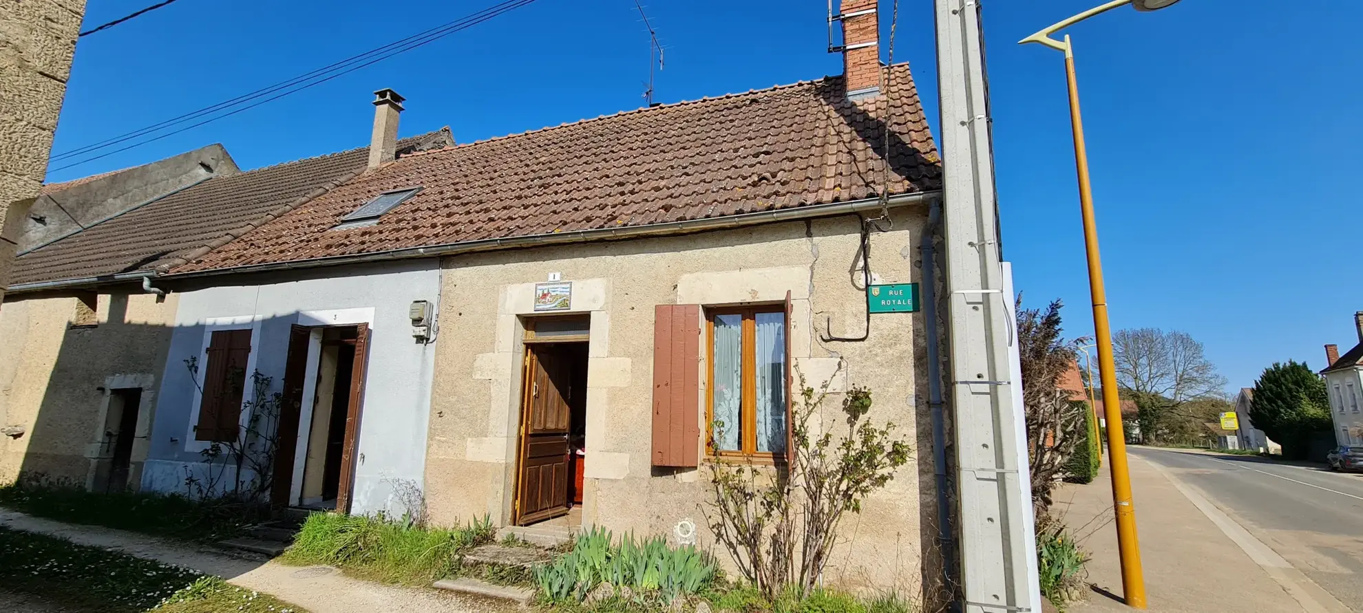 Maison à vendre avec deux habitations, dépendances et jardins près de Clamecy en Bourgogne Nord 