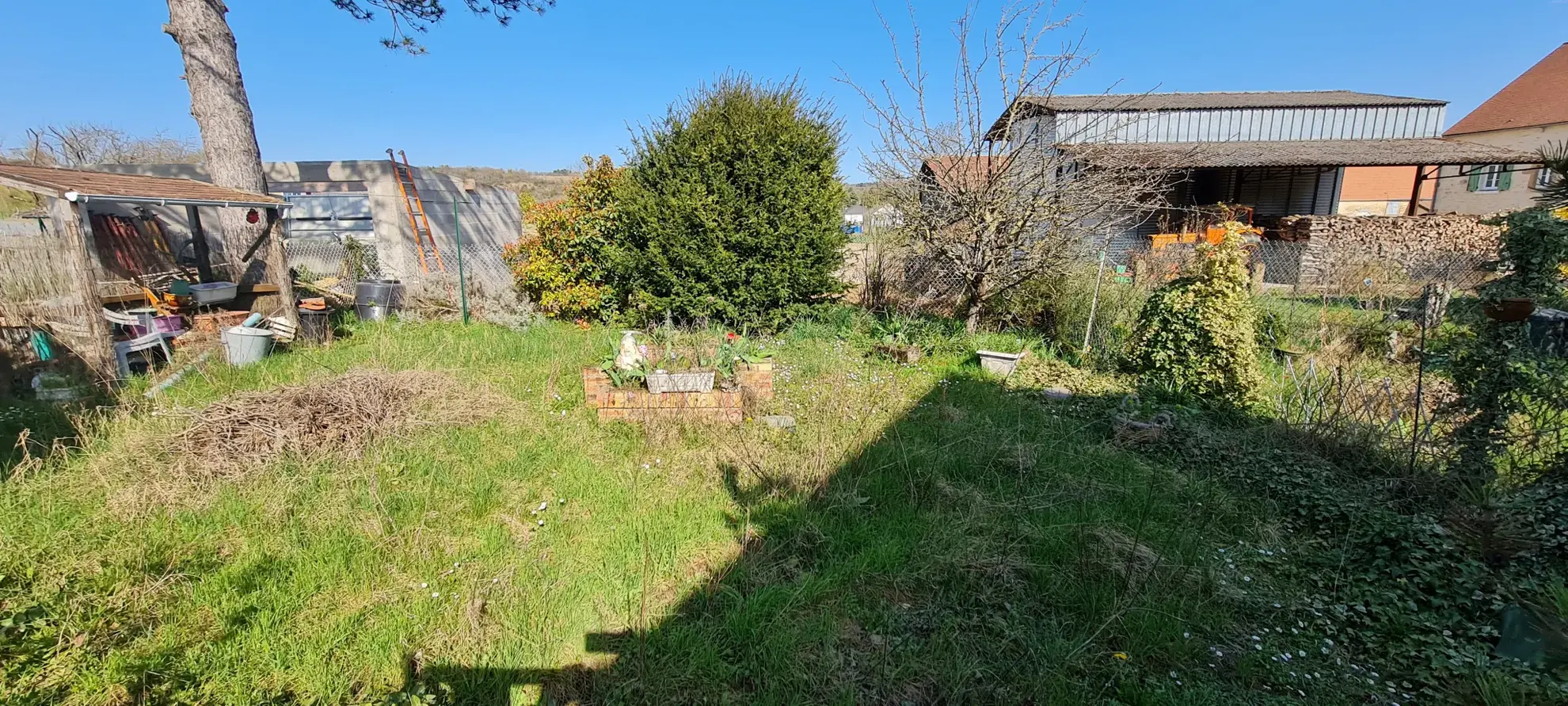 Maison à vendre avec deux habitations, dépendances et jardins près de Clamecy en Bourgogne Nord 