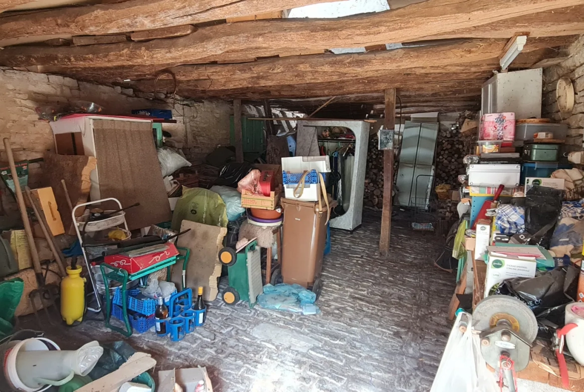 Maison à vendre avec deux habitations, dépendances et jardins près de Clamecy en Bourgogne Nord 