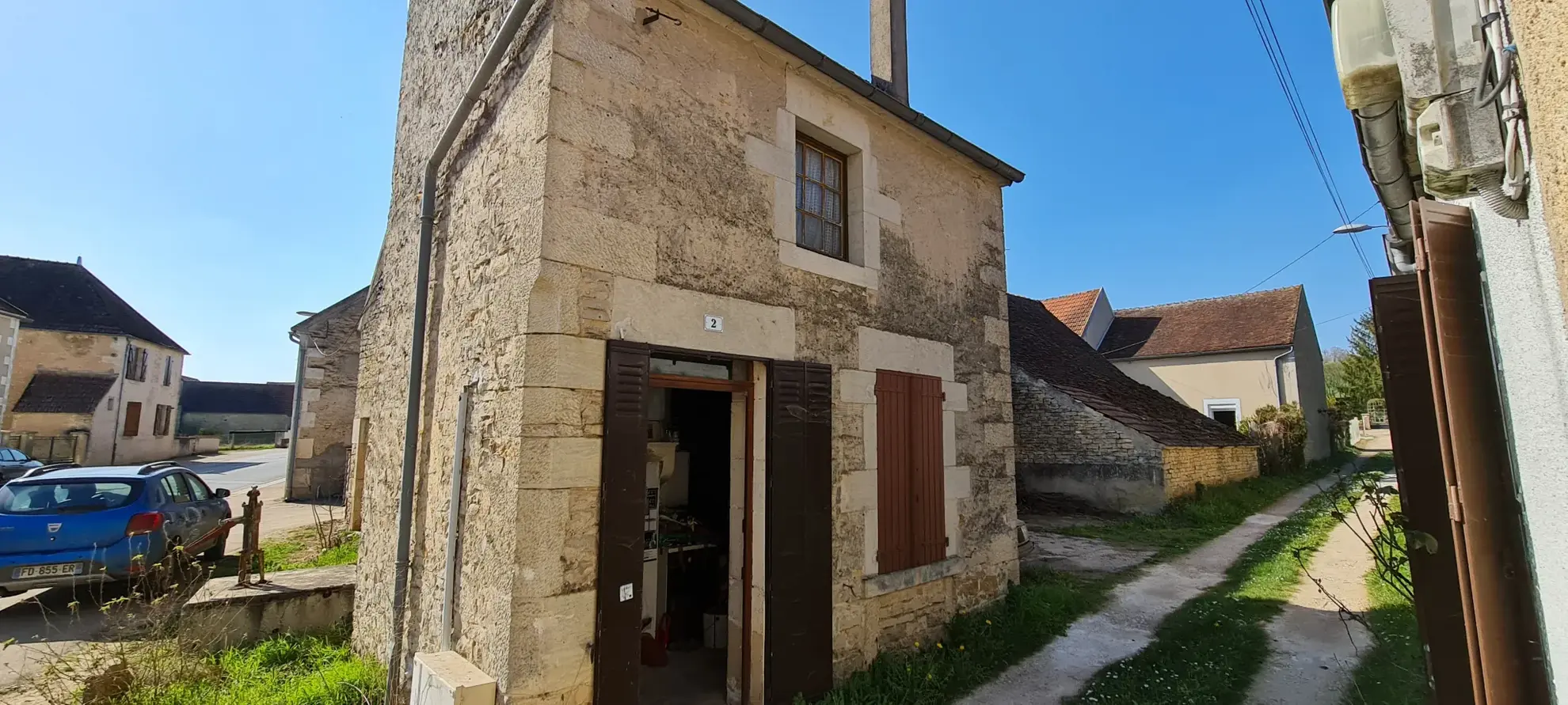 Maison à vendre avec deux habitations, dépendances et jardins près de Clamecy en Bourgogne Nord 