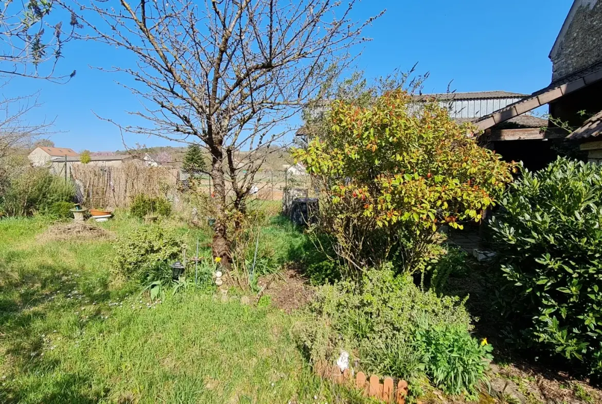 Maison à vendre avec deux habitations, dépendances et jardins près de Clamecy en Bourgogne Nord 