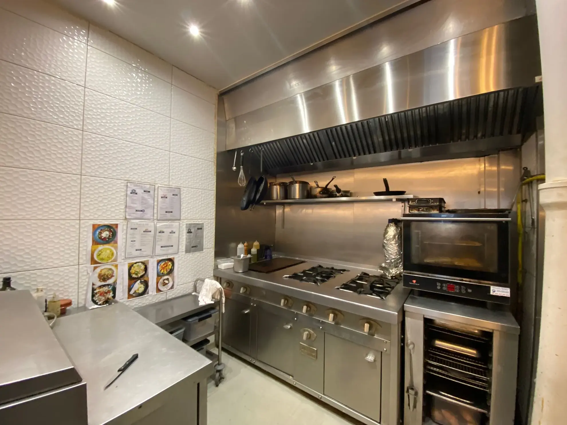 Fonds de commerce de 101m² avec studio dans le 18ème de Paris – Emplacement idéal 