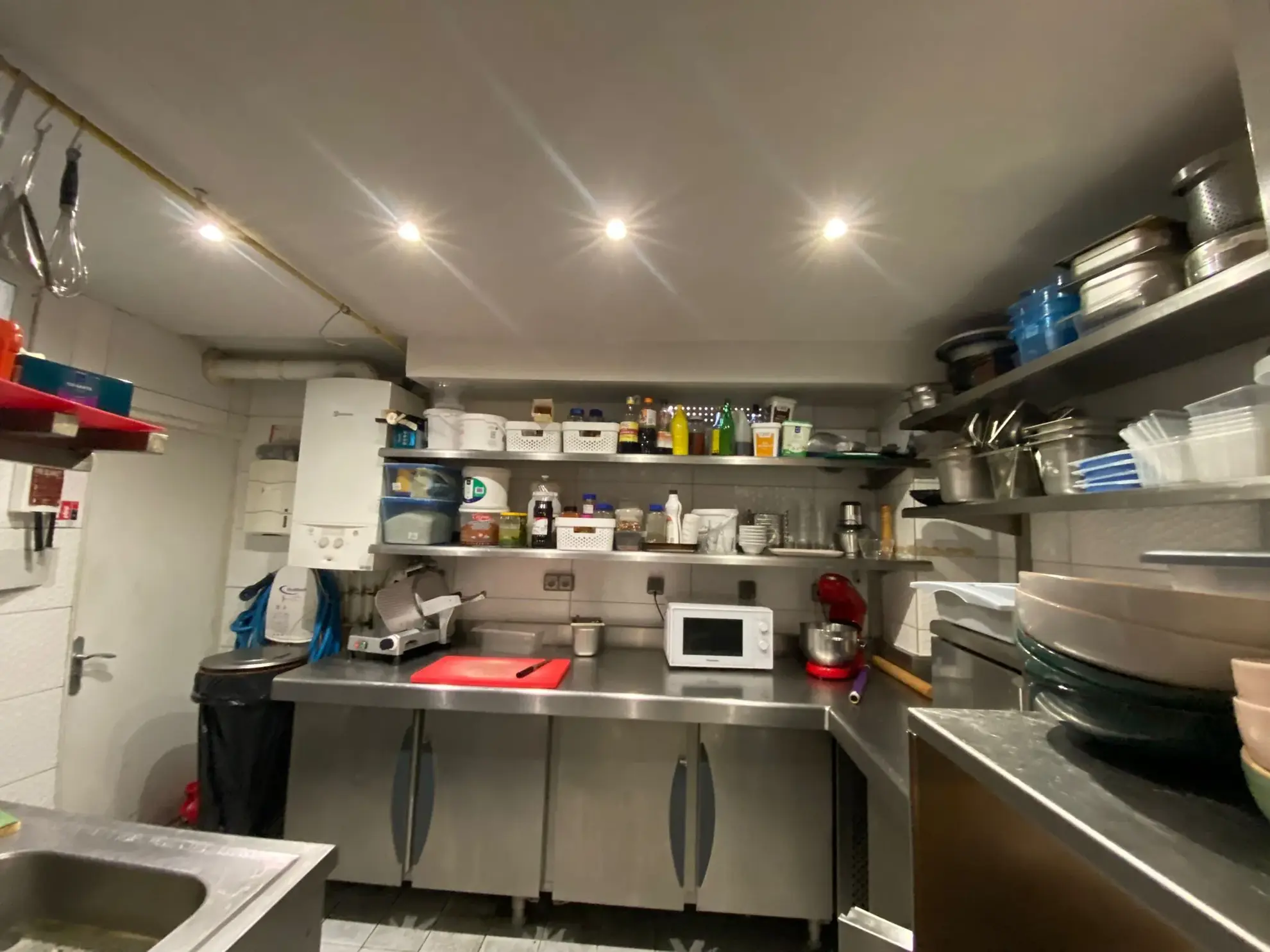 Fonds de commerce de 101m² avec studio dans le 18ème de Paris – Emplacement idéal 