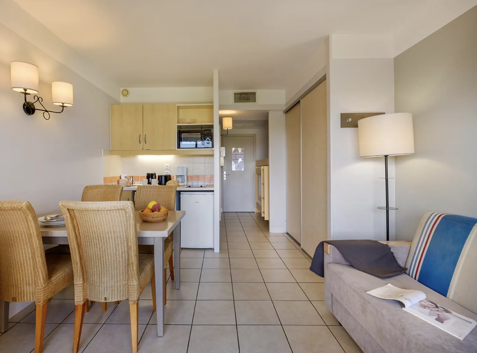 Investissement immobilier rentabilité 6 % - Studio en bail commercial à Saint-Laurent-du-Var 