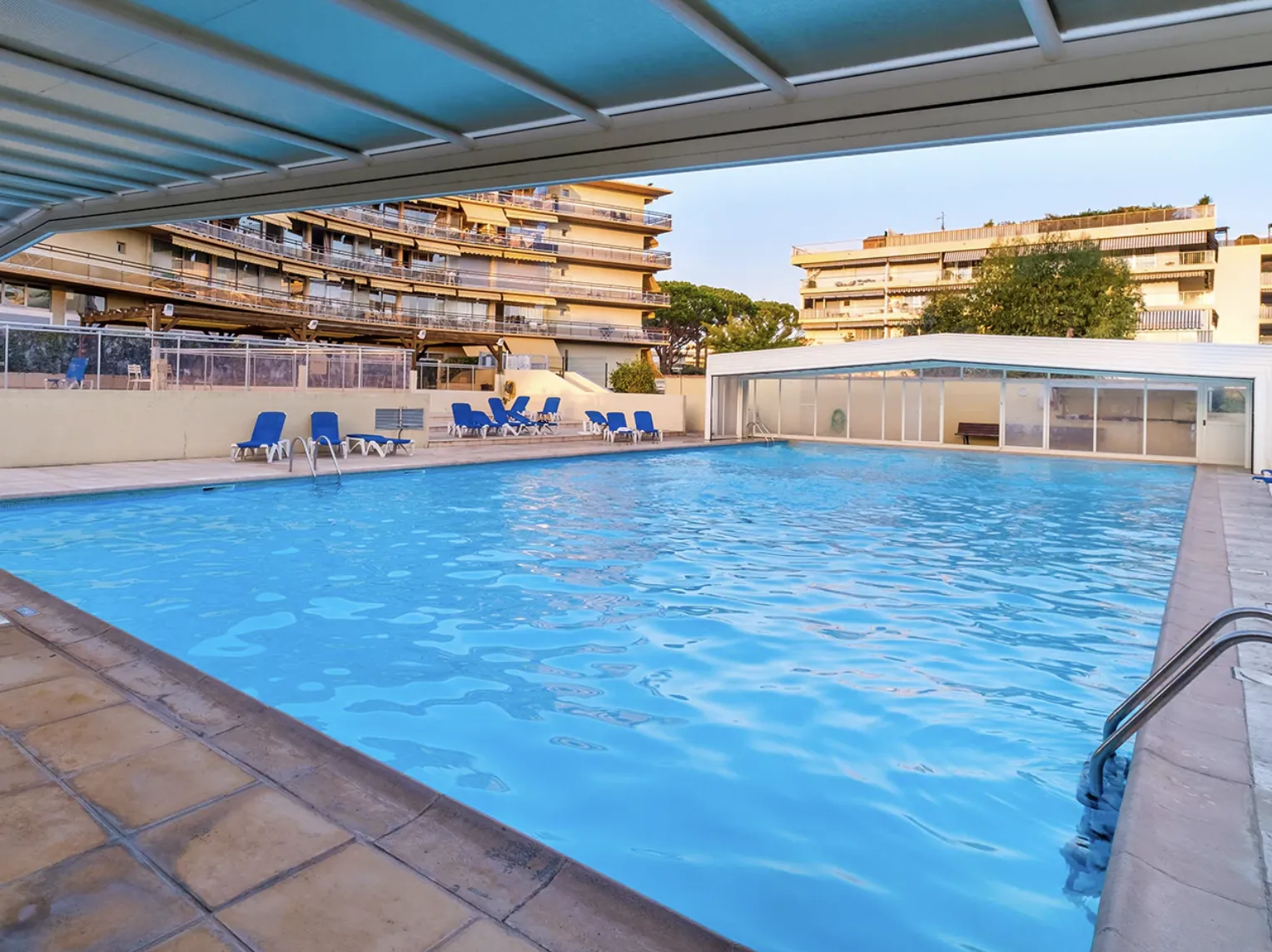 Investissement immobilier rentabilité 6 % - Studio en bail commercial à Saint-Laurent-du-Var 