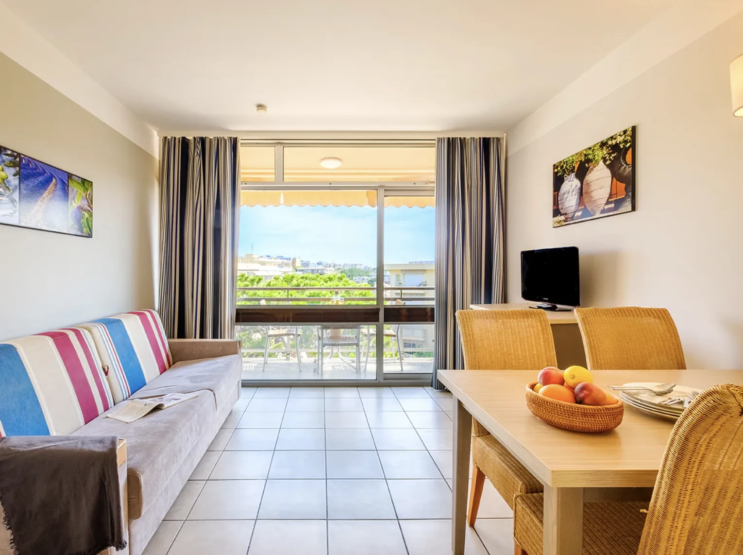 Investissement immobilier rentabilité 6 % - Studio en bail commercial à Saint-Laurent-du-Var 