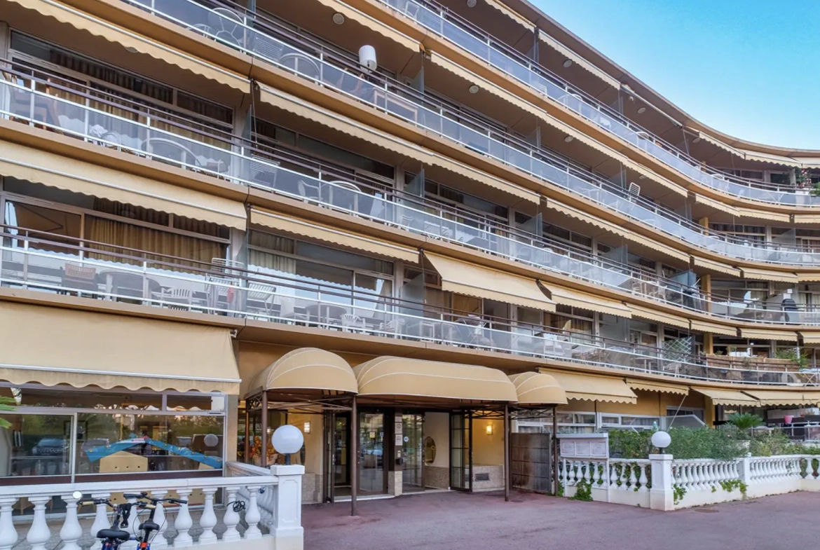 Investissement immobilier rentabilité 6 % - Studio en bail commercial à Saint-Laurent-du-Var 