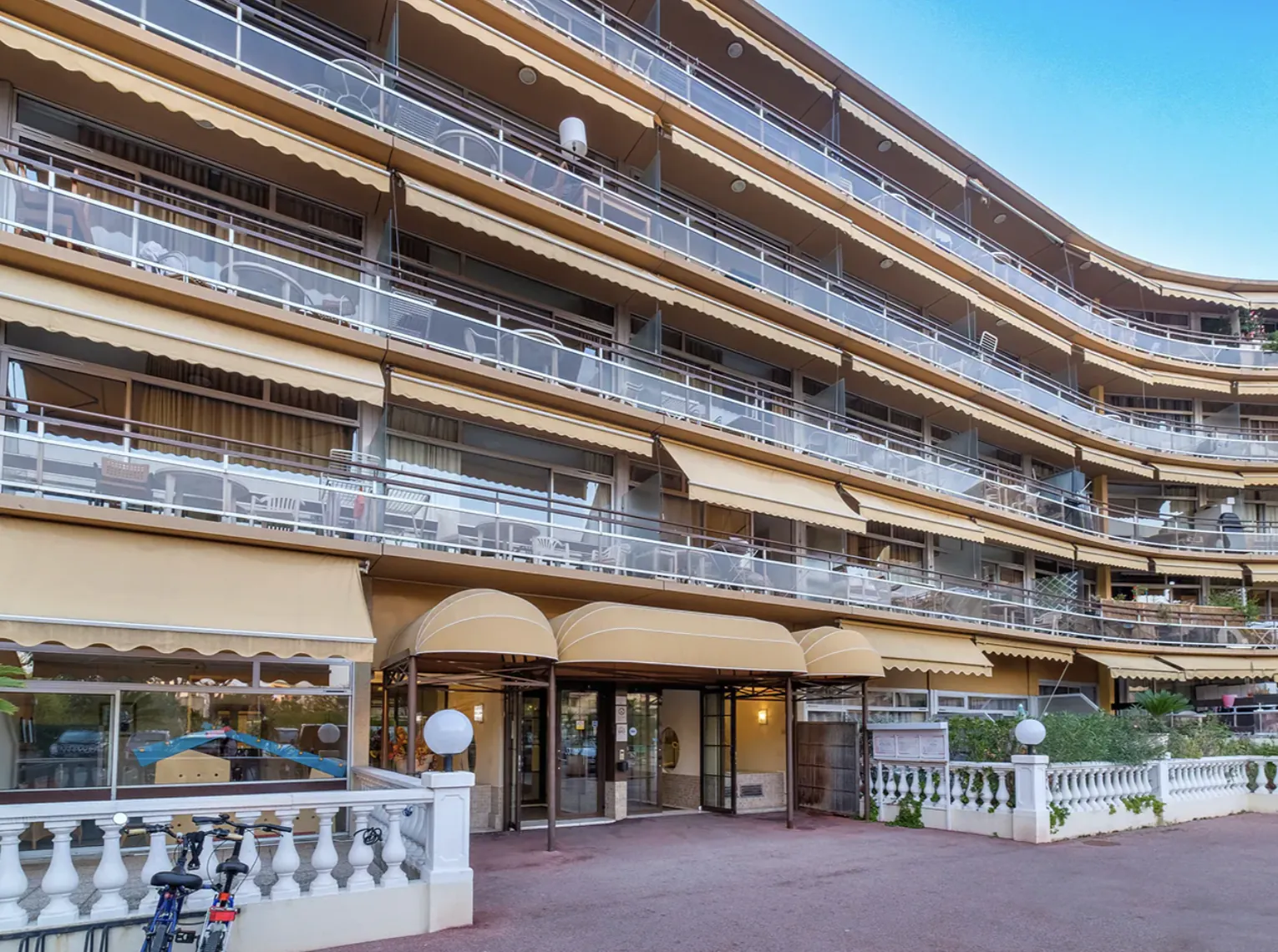 Investissement immobilier rentabilité 6 % - Studio en bail commercial à Saint-Laurent-du-Var 
