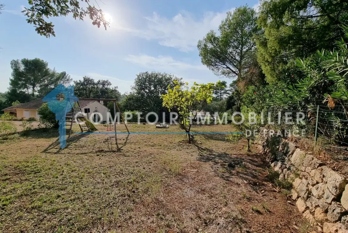 Terrain constructible de 900 m² à vendre à Flayosc dans un quartier résidentiel calme 