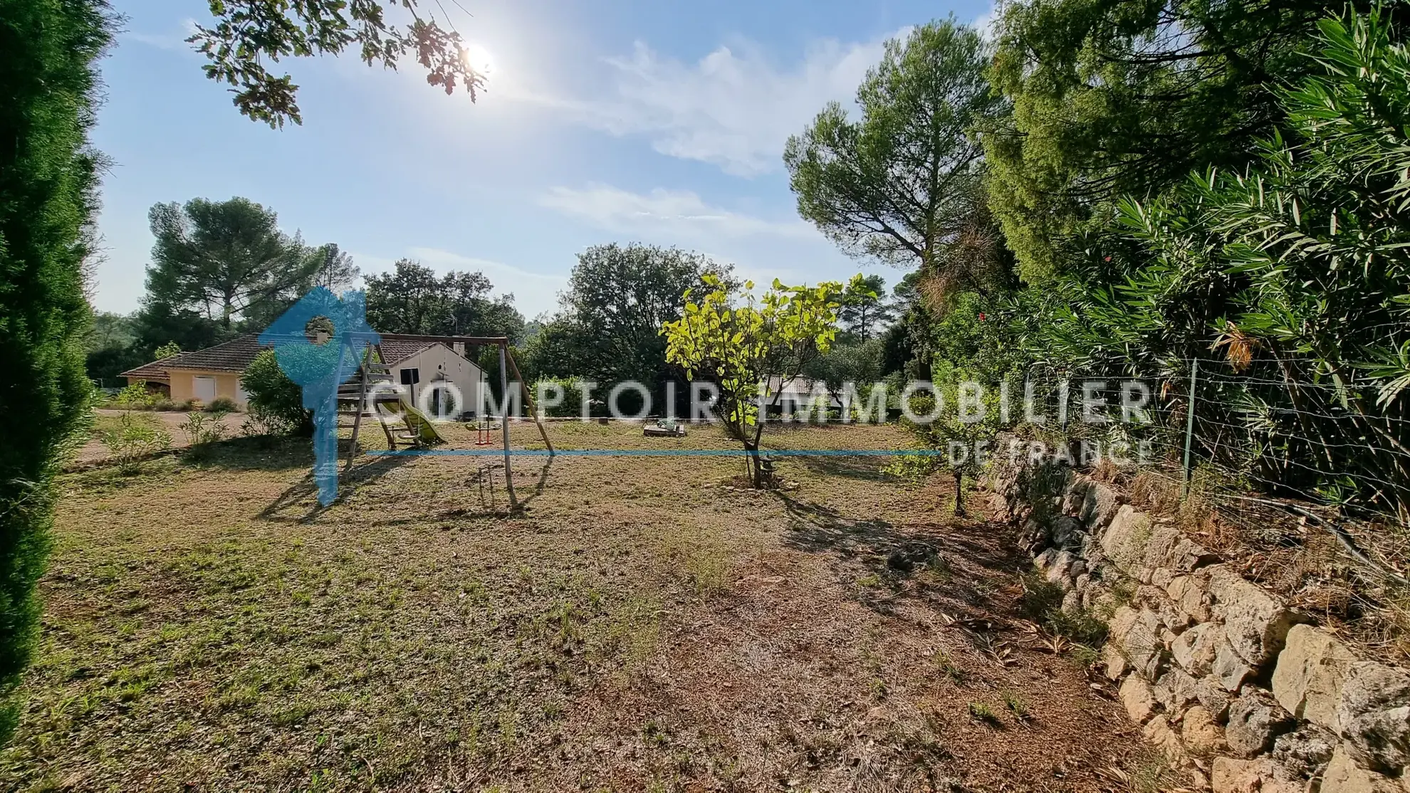 Terrain constructible de 900 m² à vendre à Flayosc dans un quartier résidentiel calme 