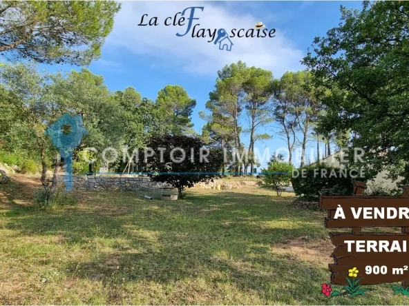 Terrain constructible de 900 m² à vendre à Flayosc dans un quartier résidentiel calme