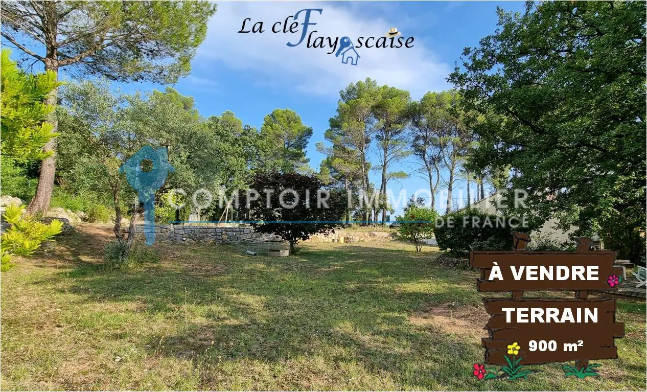 Terrain constructible de 900 m² à vendre à Flayosc dans un quartier résidentiel calme 