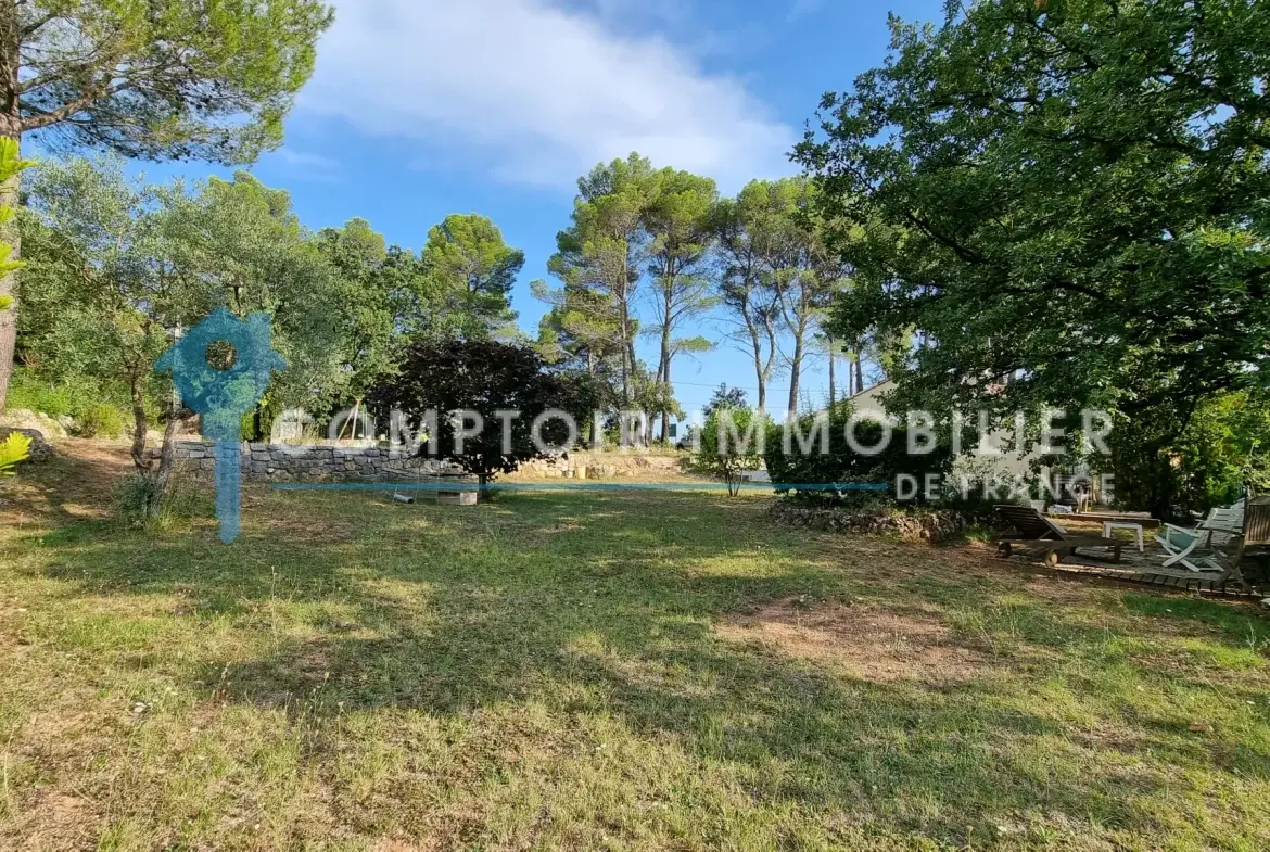 Terrain constructible de 900 m² à vendre à Flayosc dans un quartier résidentiel calme 